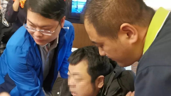 杨春龙(右一)巧妙利用穴位按压的方法,使乘客转危为安。