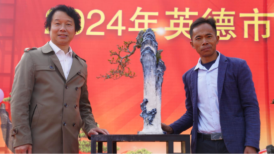会员梅南珍(右)参展作品