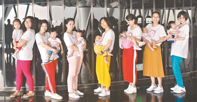 参加2018母乳喂养快闪公益活动的部分母婴。广州日报全媒体记者廖雪明 摄