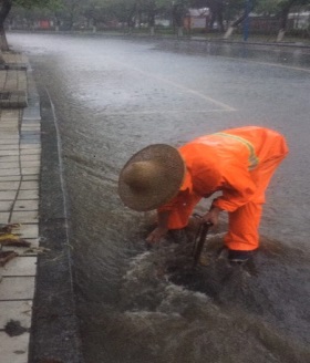 西樵:风雨中的环卫工人