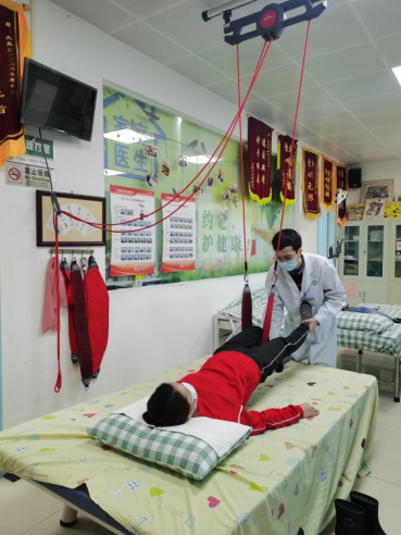 梁仲强医生为患者做悬吊训练