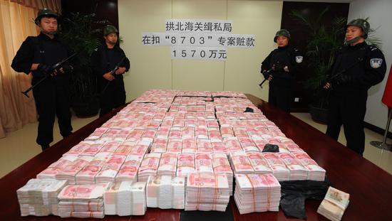 “8703”走私大案中,海关缉私警察现场查扣的部分涉案现金。图片摄于2008年。(赵立阳 摄影)