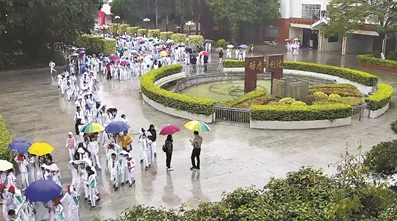 地震发生时，一学校老师正组织学生安全疏散。