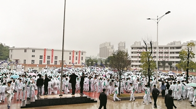 有学校将学生紧急疏散到空旷地带。