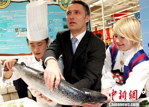 资料图:图为2007年挪威前首相斯托尔滕贝格到北京超市推广三文鱼。