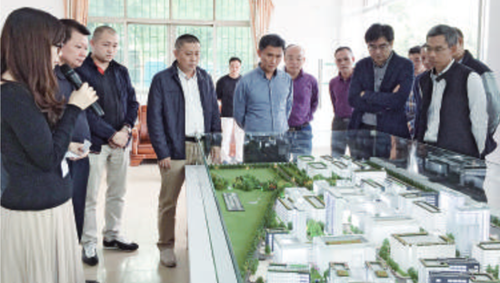 在龙江陈涌工业园内，列海坚一行了解园区的改造情况。/珠江商报记者何蕴瑶摄
