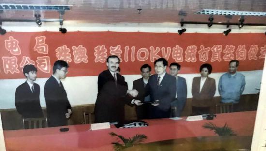 1994年3月29日，段光辉（前排右一）参加珠海供电局、澳门电缆有限公司、中国银行珠海分行三方订货签约仪式。