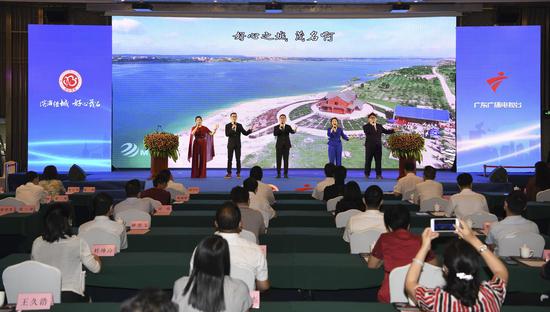 市委与广东广播电视台战略合作暨电视剧《巾帼传奇》联合摄制签约仪式现场。甘杨松 摄