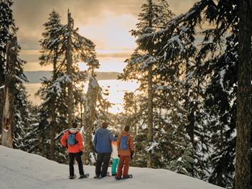 雪鞋行走在格劳斯山 © Destination Vancouver/Kindred & Scout