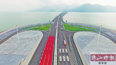 10月24日,车辆从东人工岛出隧道后,向香港方向行驶。新华社发
