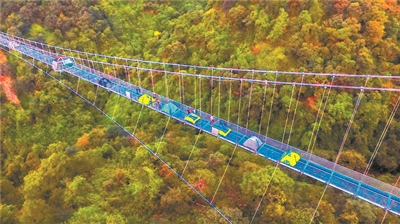 南丹山玻璃桥上宿营, 一览“佛山好风景”。