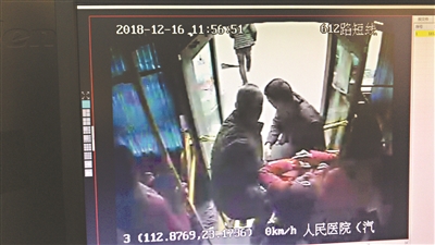 事发公交车上的监控视频显示,到了医院门口时,多名乘客合力将病人抬下车。