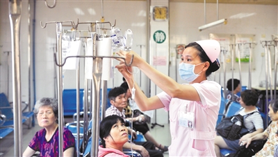 在社区医院就诊的病人。（资料图片） 广州日报记者廖雪明摄