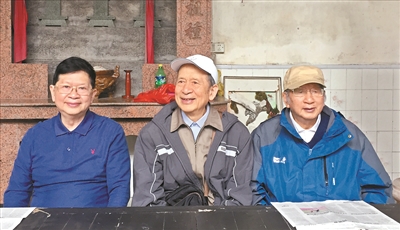 “何门三杰”(从左至右:何国任、何国钟、何国桢)回到家乡狮山沙坳村。