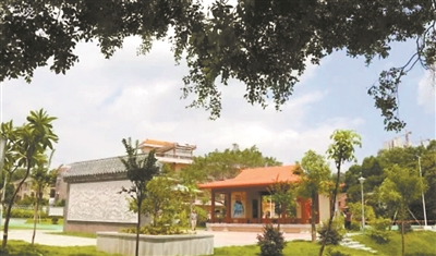以前这里杂草丛生,如今建起的小公园让村民增添幸福感。