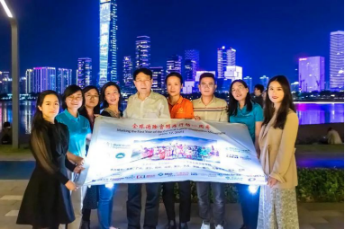 △乔友林教授(左5)牵头动员,深圳市妇幼保健院、华大基因等单位共同助力开展活动宣传
