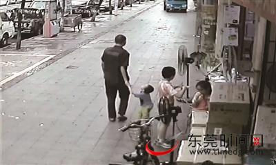 ▲男子试图拉走小孩,小孩明显在抗拒