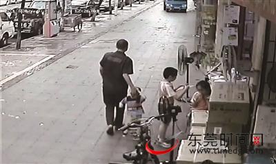 ▲男子摸了摸小孩的下巴,顺势拉住孩子的手