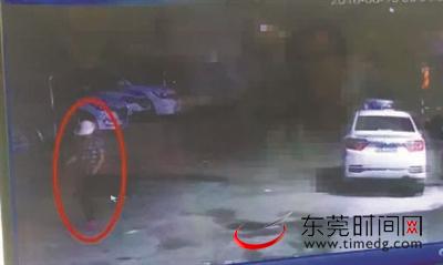 监控视频拍到男子砸车盗窃的全过程 长安警方供图