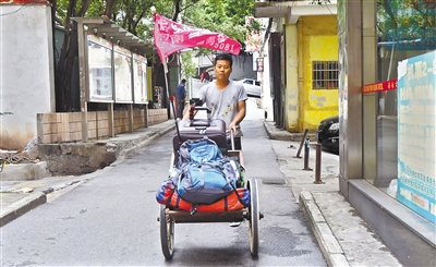 刘春亮推着斗车走到广州。广州日报全媒体记者廖雪明摄