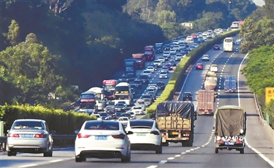 昨日，京港澳高速，左侧南下的车流明显增多，部分路段出现拥堵。广州日报全媒体记者 廖雪明 摄