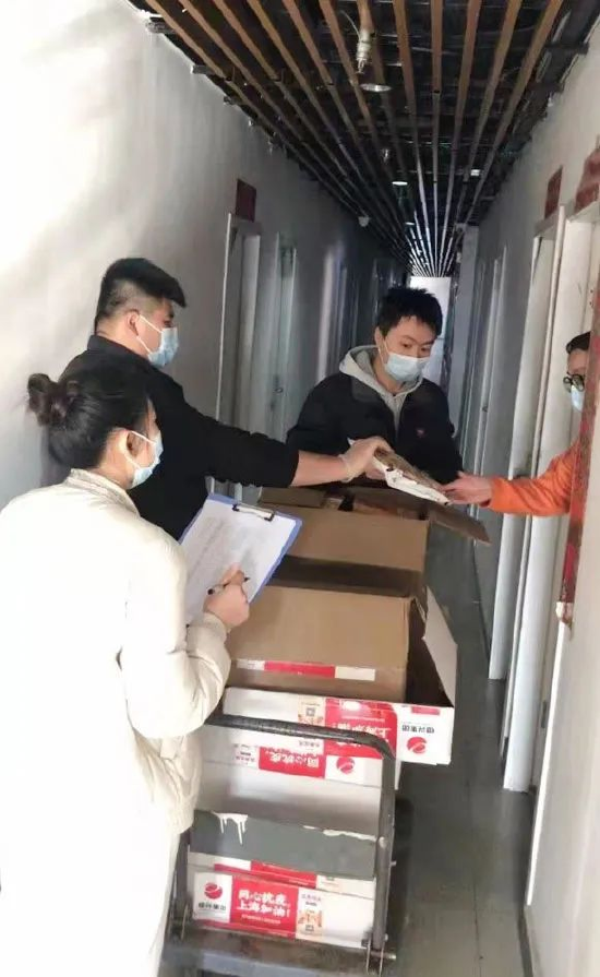 工作人员在将“爱心”预制菜配送给居民