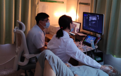 省医超声影像专家周丹正在手把手教学