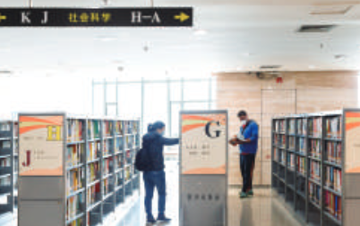 顺德图书馆迎来有限开放，实行网络实名预约。图为市民正在图书馆内选取书籍