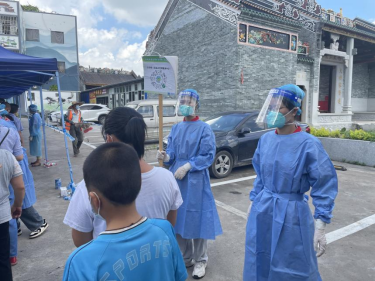 龙玉婷与队员参与马冈社区核酸检测工作