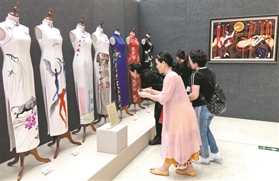 《深圳你好》系列旗袍 广州日报全媒体记者轩慧摄