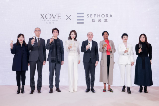 从左至右:XOVĒ艾素菲全球品牌总监Karen LEE、XOVĒ艾素菲首席财务官Vincent TANG、XOVĒ艾素菲首席运营官Lincoln HO、创始人马黎珈而(黎姿)女士、丝芙兰总裁兼首席执行官Guillaume Motte、丝芙兰亚洲总裁Alia Gogi、丝芙兰大中华区总经理Maggie Chan以及丝芙兰中国商品副总裁Ling Meng