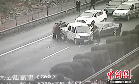 众人齐力抬车。金华高速交警提供