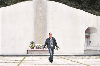 詹晓云坚守烈士陵园20年。