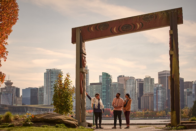 在斯坦利公园内体验对话森林之旅  © Destination Vancouver/Kindred & Scout