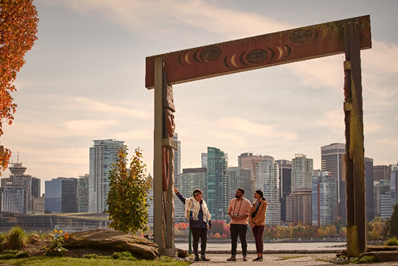 在斯坦利公园内体验对话森林之旅 © Destination Vancouver/Kindred & Scout