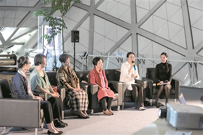 韦潞、苏家芳、苏家芬、苏小华、林蓝(从左至右,右一为主持人)