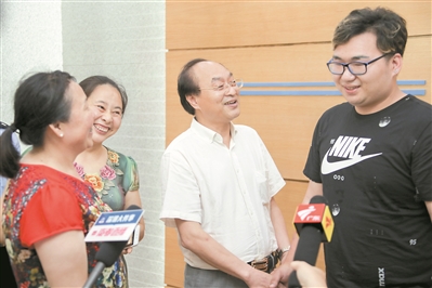 虽然黄某某(图右)左脸黑痣已经通过激光手术祛除,但是警方仍然从细微之处入手,帮助他找到了亲人。