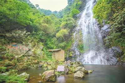 清新区古龙峡万丈崖大瀑布