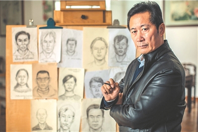 林宇辉累计画了八万张肖像画。