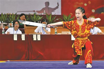 女孩子也能舞刀弄棍。