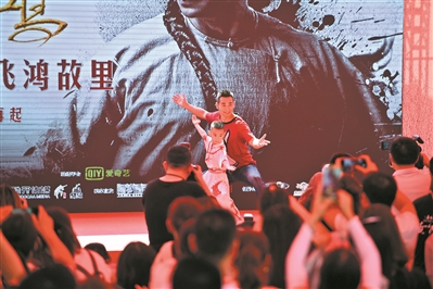 赵文卓与小粉丝同台互动