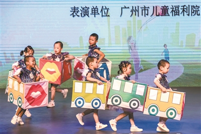 儿童福利院的小朋友们表演《箱子里的梦》。