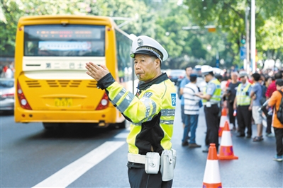 2017年高考日，交警在执信中学门口指挥交通。（资料图片）广州日报全媒体记者苏俊杰 摄