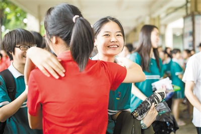高考第一天,广东仲元中学考生喜笑颜开。 广州日报全媒体记者陈忧子 摄