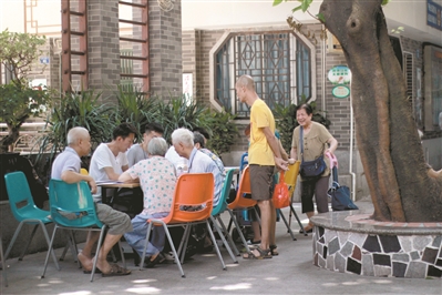 金花街养老服务中心不但是老人的日托中心，还是社区老人的活动中心。不少身体较好的老人每天有空就来这里读读书看看报、打打牌下下棋。