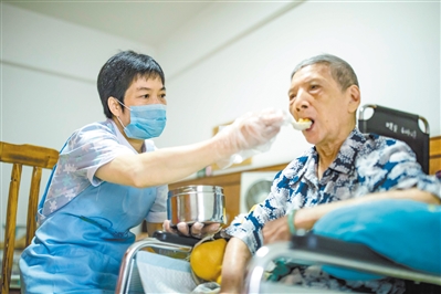 给无法自理的老人喂饭是养老院护理员的主要工作之一。广州日报全媒体记者陈忧子 摄