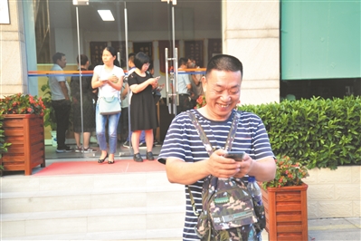 考生家长看着手机里的公告信息，放下心来。广州日报全媒体记者李波摄
