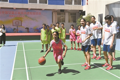 祥胜小学的学生们在国奥队员的指导下练习投篮