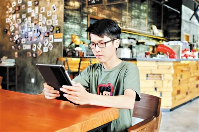 “音乐球”的创作灵感是源于张国政去年在苹果开发者网站中看到不少开发者利用AR(增强现实)去尝试做许多有趣的事情,“我想着能不能把音乐在现实中显示出来”,将无形变为有形。