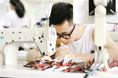盐步内衣行业一线工人不乏小鲜肉。